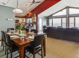Spacious Edgerton Home with Private Beach and Views!，位于Edgerton的酒店