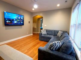 Beautiful 4 bedroom 2 bathroom apartment near everything，位于芝加哥的酒店