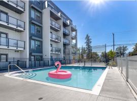 Top Floor Lakeshore Views Near Skiing，位于弗农的酒店