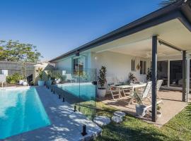 Nora Poolhouse Oasis, 4-bedroom house，位于北湖的酒店