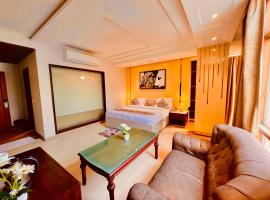 The Four Season Dharamshala # Centrally Heated & Air Cooled # Scenic Mountain View # Big Parking # Near Market # Top Rated # Most Awarded # Premium Rooms # Bar # Terrace # Lift # Property Of The Year##BY ROYAL CASTLE DHARAMSHALA#，位于达兰萨拉的酒店