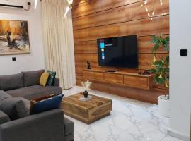 2 bedroom apartment lekki Gardens in Ajah，位于Ikate的酒店