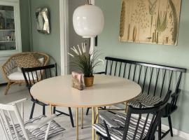 Stylish 3- bedroom Home with Garden & Terrace- Sleeps up to 6 guests，位于Samsø的酒店