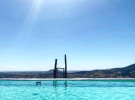 Welcoming House in Cañamero + Pool，位于Cañamero的酒店