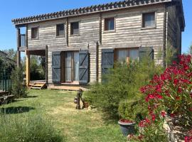 Cottage atypique avec piscine & accès au lac 6 personnes，位于Molleville的酒店