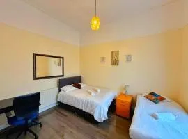 Near City-Birkenhead rooms for 3