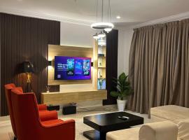 3 Bedroom Apartment in Lakowe Lakes and Golf course，位于Ajibade的带停车场的酒店