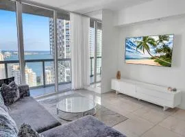 43rd Floor Icon Brickell Condo with Bay & Pool View 5 star SPA access