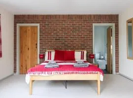 Cosy Countryside Escape with Garden, WiFi and Coastal Access