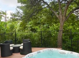 Vacation Home with Whole Home Air Cleaner and Jacuzzi，位于奥斯汀的酒店