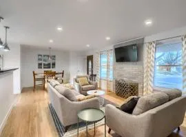 Mid-mod Home 3 Baths 2 Living Rms Yard