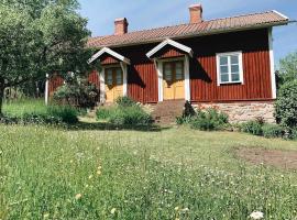 The worker's residence - Cozy cottage by Österplana meadow，位于Hällekis的酒店