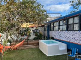 Hospedagem no &Ocirc;nibus Navy na Praia da Baleia - Jacara&iacute;pe，位于塞拉的豪华帐篷