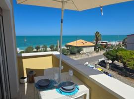 Cerry's Apartments Fronte Mare - Seaside & Sealight，位于福萨切西亚的酒店