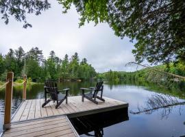 Cottage Le Petit Renard Waterfront & Jacuzzi，位于La Conception的酒店