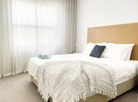 Pearl On Pakenham- Modern & Central W King Beds