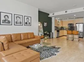 City View Downtown Dallas High Rise Condo with Free Parking, Gym, Pool
