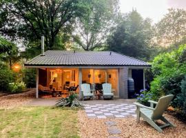 Cozy Forest lodge with hottub!，位于Rheezerveen的酒店