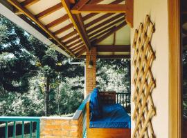 Villa Teras Makati 4BR near Curug Nangka，位于Cilobak的酒店