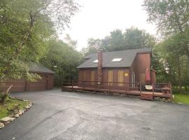Ash Cottage in Poconos near Camelback & Kalahari，位于Long Pond的木屋