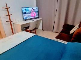 Casa Studio Home Office - 3 Vagas Gar Priv - Wi-Fi 300 Mgs - Sala de TV - Churrasqueira - À 200 mts da Praia do Gonzaga，位于桑托斯的酒店
