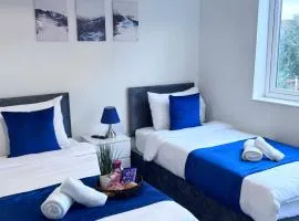 The Triplex 2 Wolverhampton - 4 Bedroom - Free Parking - Fast WIFI