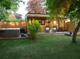 Luxury Chestnut Lodge with Hot Tub and Games Room，位于Toppesfield的酒店