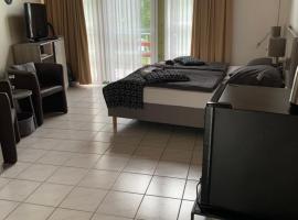 Studio-Apartment mit Balkon in Plau am See fußläufig zum Strand und zur Altstadt，位于普劳西的酒店