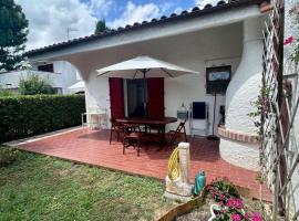 Tra la luna e il mare - delizioso appartamento con giardino nella riviera del conero per un soggiorno felice，位于努马纳的别墅