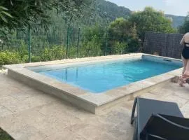 Gîte et piscine au sein de La Bastide de la Breure