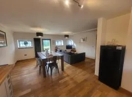 Cottage Sleeps 5 with Hot Tub and Parking