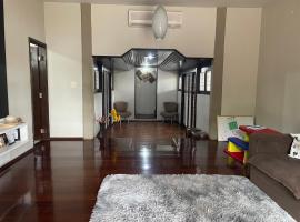 Casa Elegante de Alto Padrão，位于巴卡雷纳的酒店