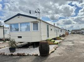 Four-bed Delta Caravan, Uddingston, Glasgow Located in Uddingston, Glasgow at Maryville Caravan Site，位于阿丁斯顿的酒店