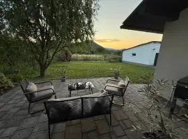 Dom pod hradom s kinom a saunou