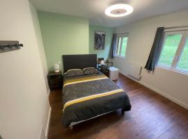 Chambre L Écureuil Calme literie hôtelière et accès jacuzzi-Etablissement les gîtes de la perle de Vouglans-，位于Cernon的酒店