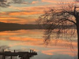 Stunning oceanfront home 4br3b sunrise beachcombing near Bamberton Park，位于Mill Bay的酒店