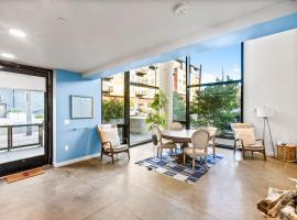 Airy and Open Corner Loft - 92 Walkscore，位于雷德蒙德的酒店