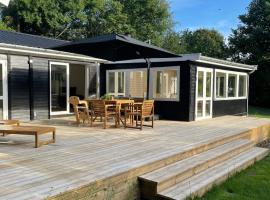 Modern and cozy holiday home，位于Jægerspris的酒店