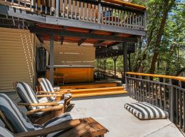 Getaway with Hot Tub, EV Charger，位于箭头湖的酒店