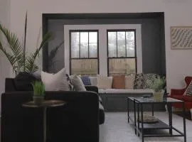 Your Cozy Downtown Retreat-Master Room