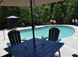 Relax at Forge Chalet Tranquil Retreat Near Attractions，位于鸽子谷的酒店