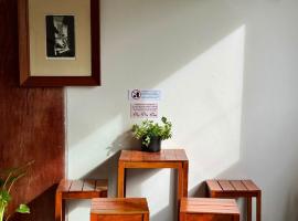 Baan PadSeeEw - Rooftop Riverview 2nd floor，位于Thon Buri的酒店