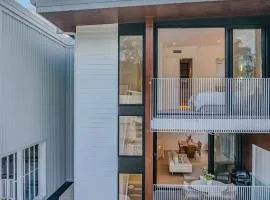 Lakehouse No 2- Lakefront Luxury Escape Villa - Pet Friendly