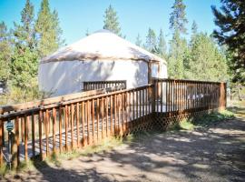 Bend-Sunriver Camping Resort Wheelchair Accessible Yurt 13，位于森赖弗的度假园