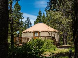 Bend-Sunriver Camping Resort 24 ft. Yurt 12，位于森赖弗的酒店