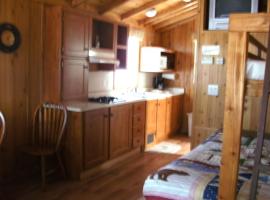 Bend-Sunriver Camping Resort Studio Cabin 6，位于森赖弗的度假园