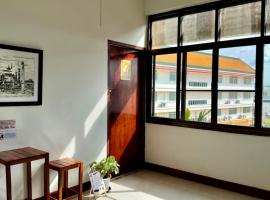 Baan PadSeeEw - Rooftop Riverview 4th floor，位于Thon Buri的酒店