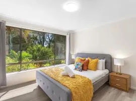 Lakeside Escape steps To The Lake and Beach