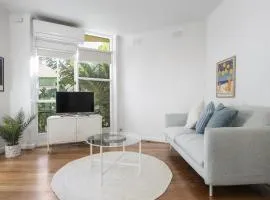 Seaside 1-Bed Stay Near Cafés & Attractions