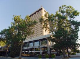Hotel Cherno More，位于瓦尔纳的酒店